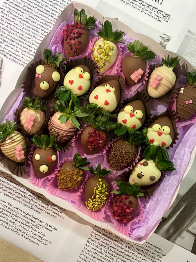 Клубника в белом и молочном шоколаде с декором